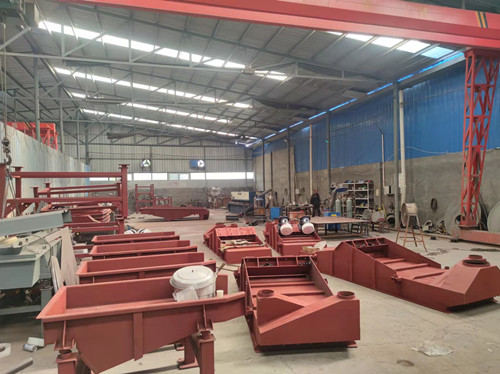 直線振動(dòng)篩、給料機(jī)、旋振篩、全304旋振篩車間生產(chǎn)中