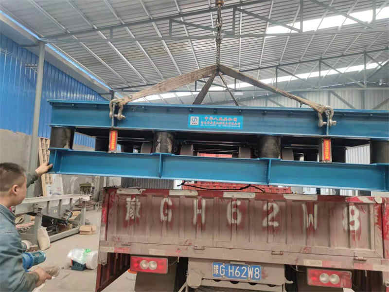 5月7日上?？蛻?.5*2.5米超大振動平臺和輸送發(fā)貨