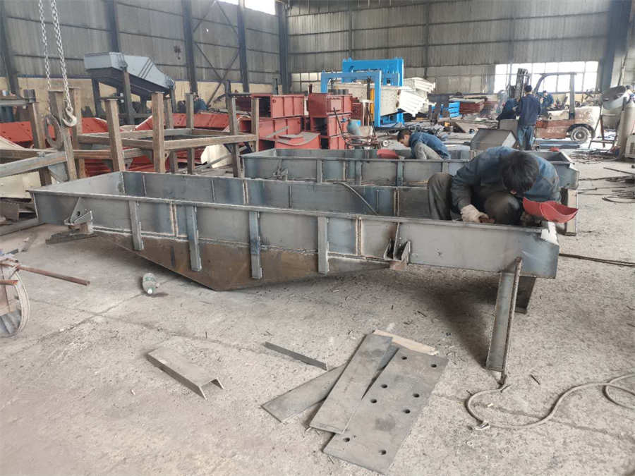 車間實(shí)拍，工人們緊張有序的趕制