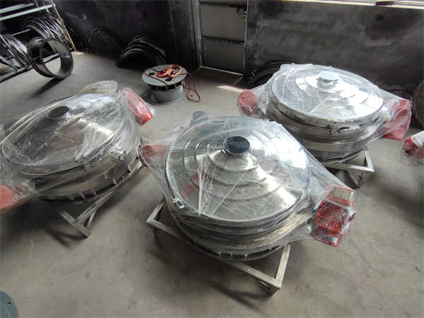 4臺1200不銹鋼直排篩發(fā)貨， 加裝超聲波系統(tǒng)，篩分精度高，產(chǎn)量大， 能耗低，全封閉，無粉塵，特制電機。