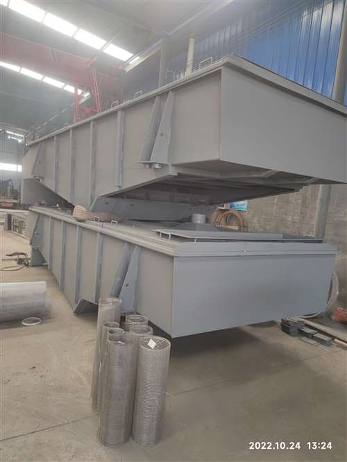 10臺直線振動篩加班加點，緊張有序生產(chǎn)制作中